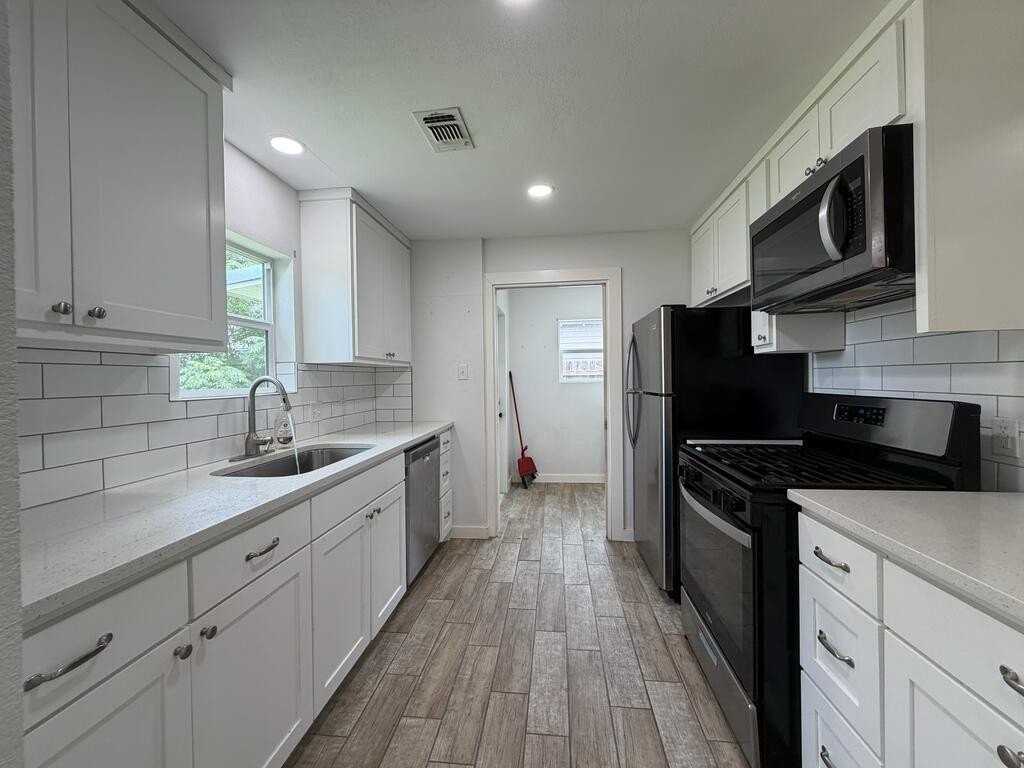 804 Clay St - Photo 4 of 9