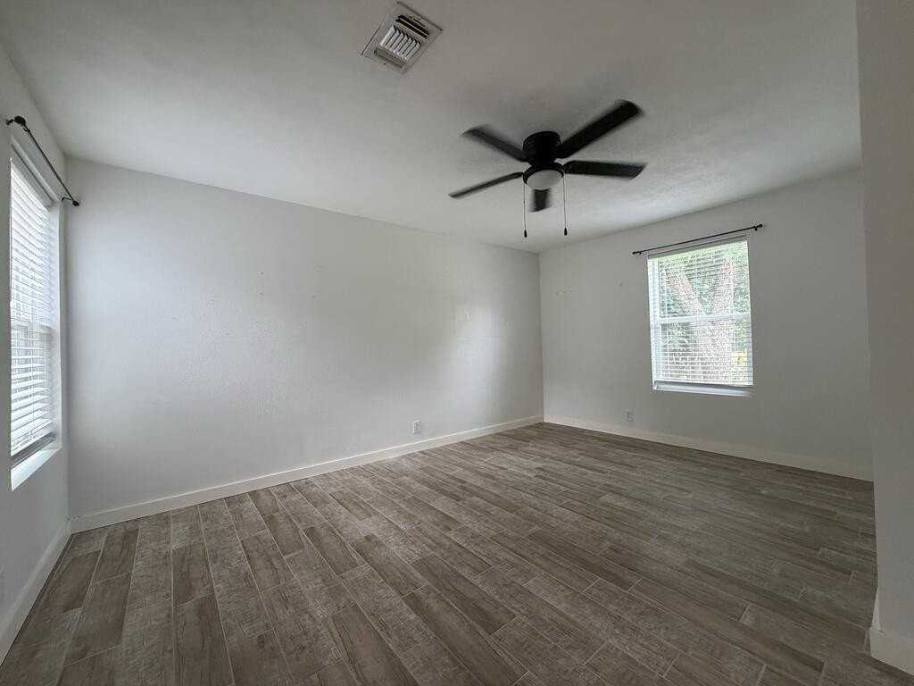 804 Clay St - Photo 5 of 9
