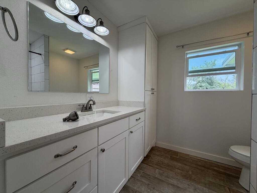 804 Clay St - Photo 7 of 9