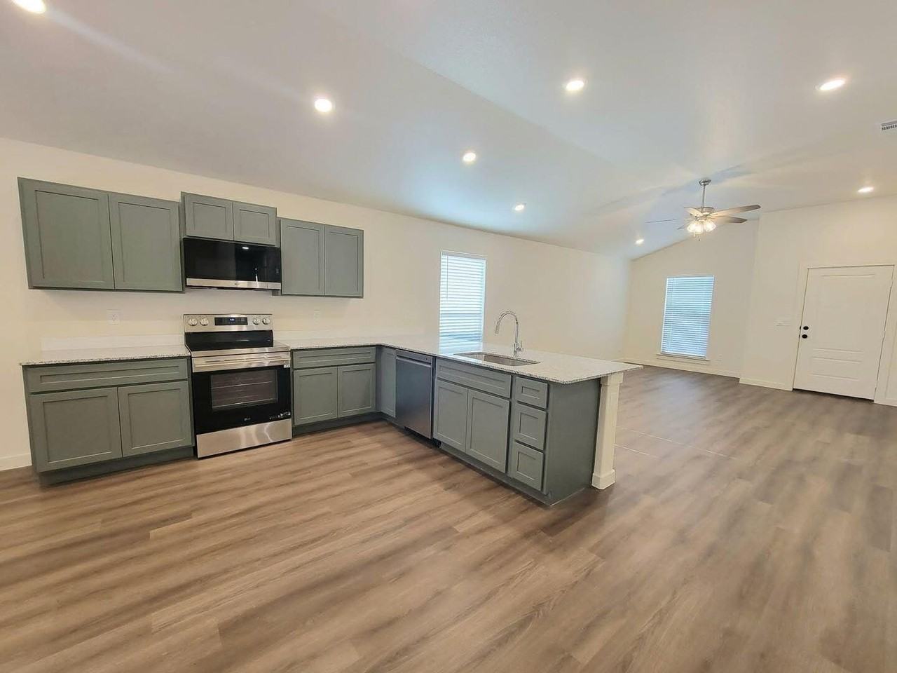 5546 Auburn St - Photo 5 of 16