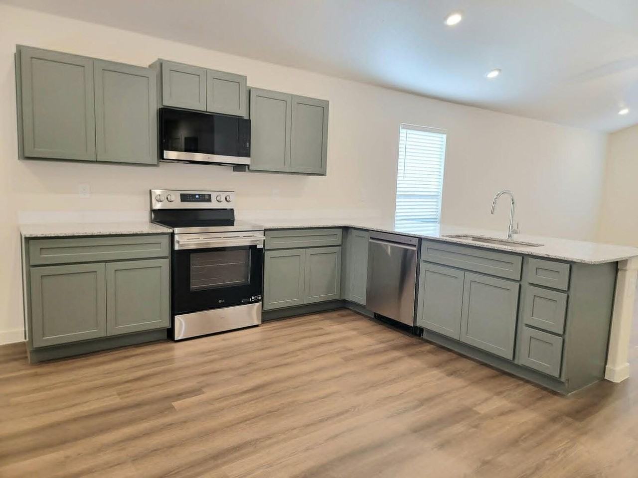 5546 Auburn St - Photo 6 of 16