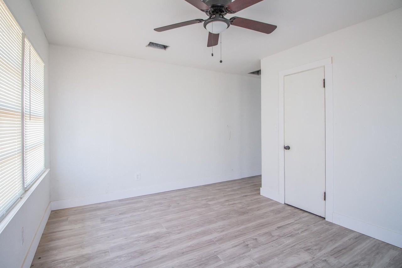 302 Avenue U #C - Photo 3 of 5