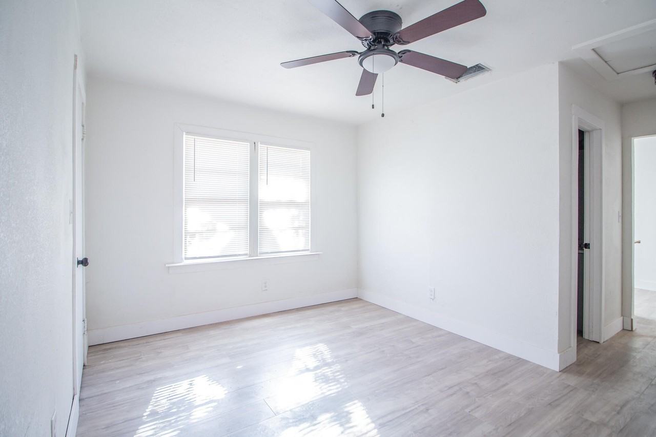 302 Avenue U #A - Photo 4 of 8