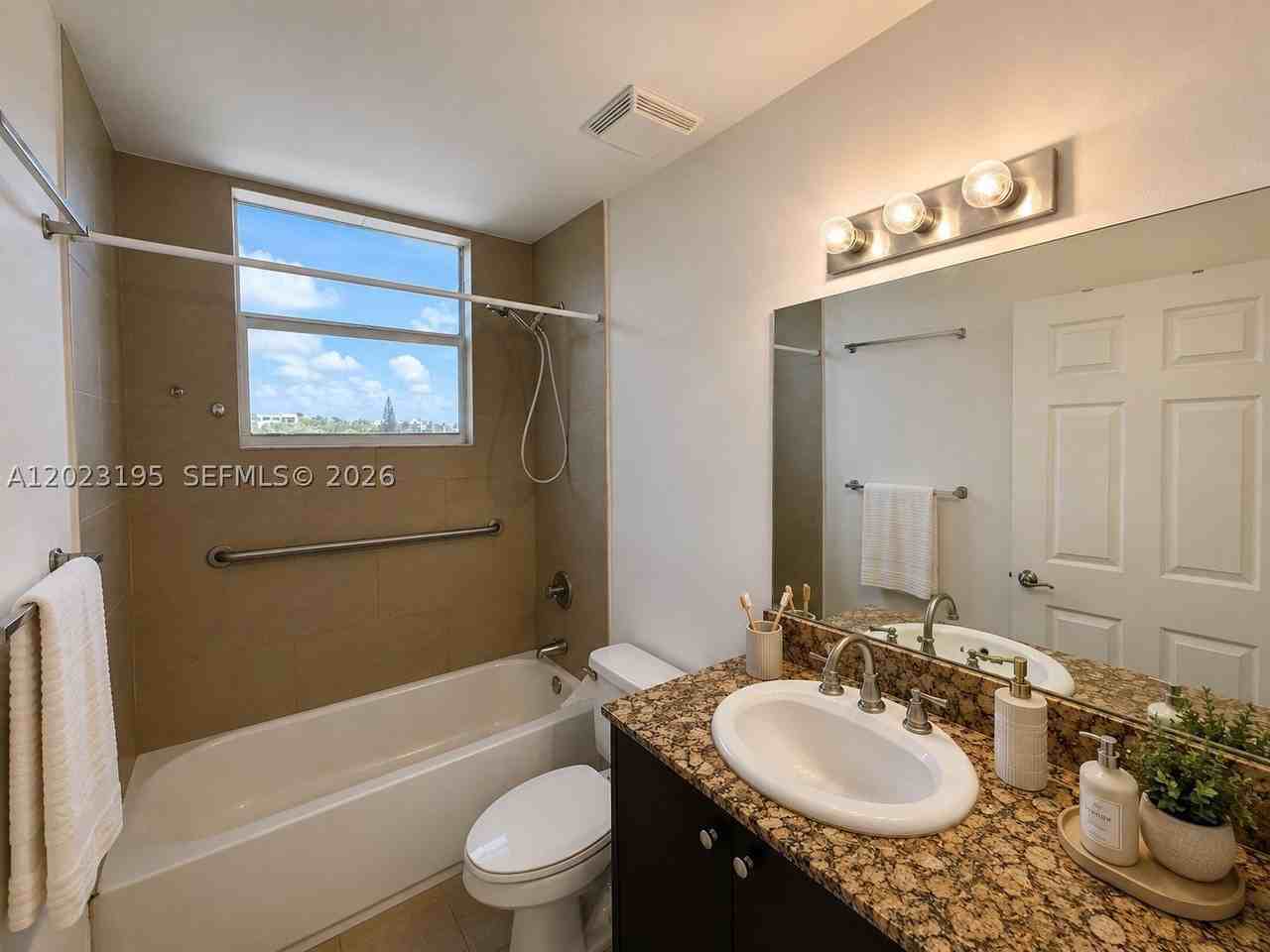 529 Ne 62nd St #404 - Photo 4 of 8