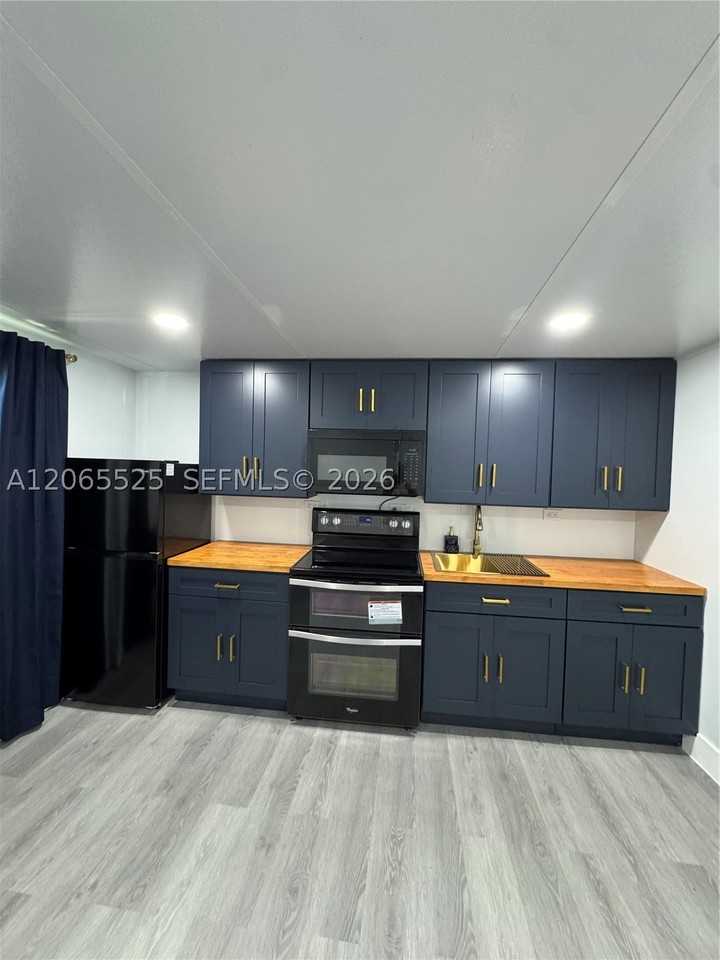 2461 Nw 14th St #2 - Photo 5 of 17
