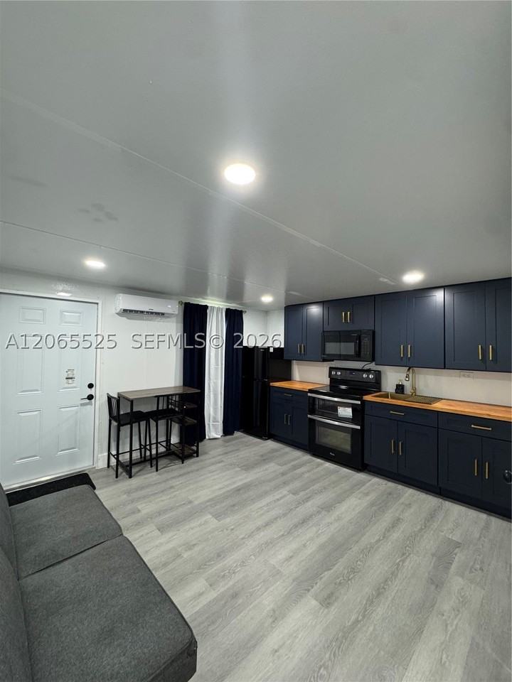 2461 Nw 14th St #2 - Photo 6 of 17