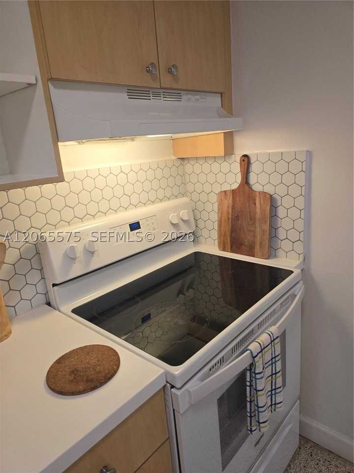 651 Sw 3rd St #3 - Photo 4 of 18