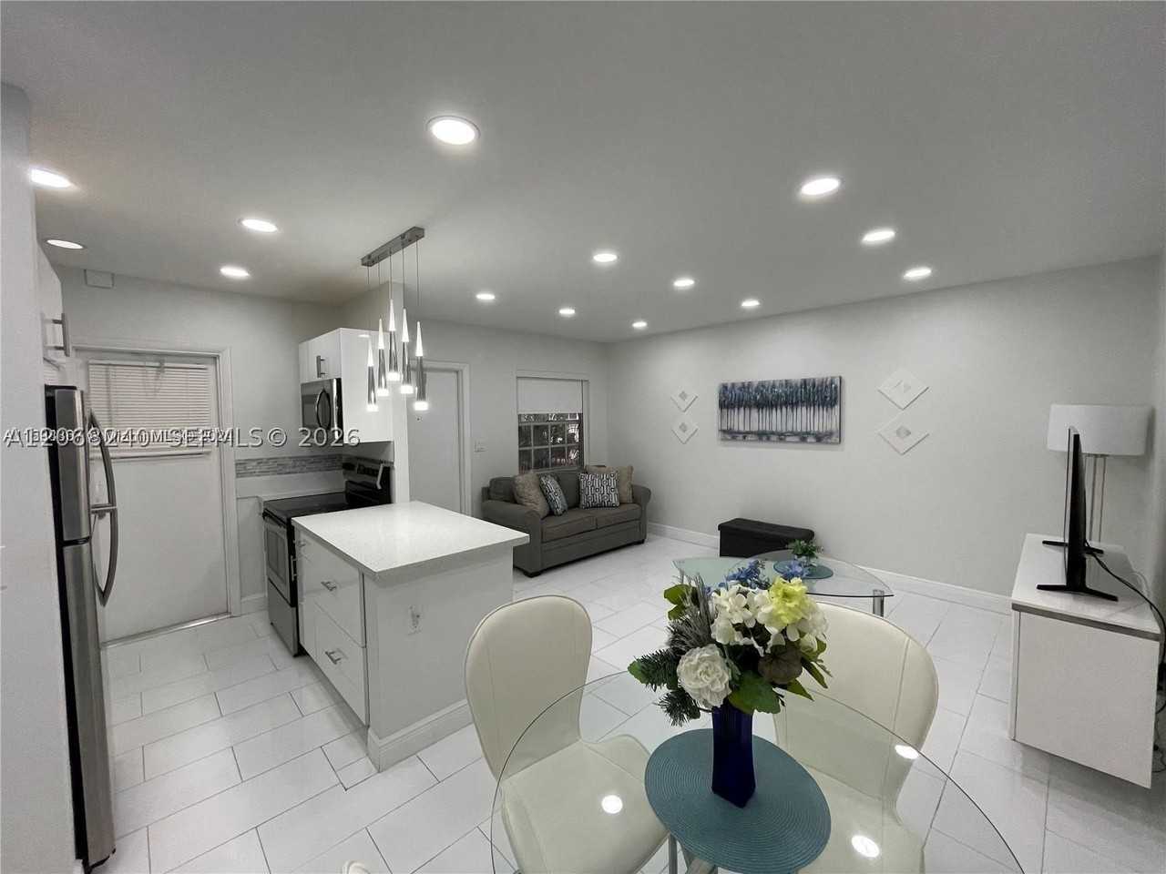 1407 Ne 56th St #103 - Photo 3 of 20