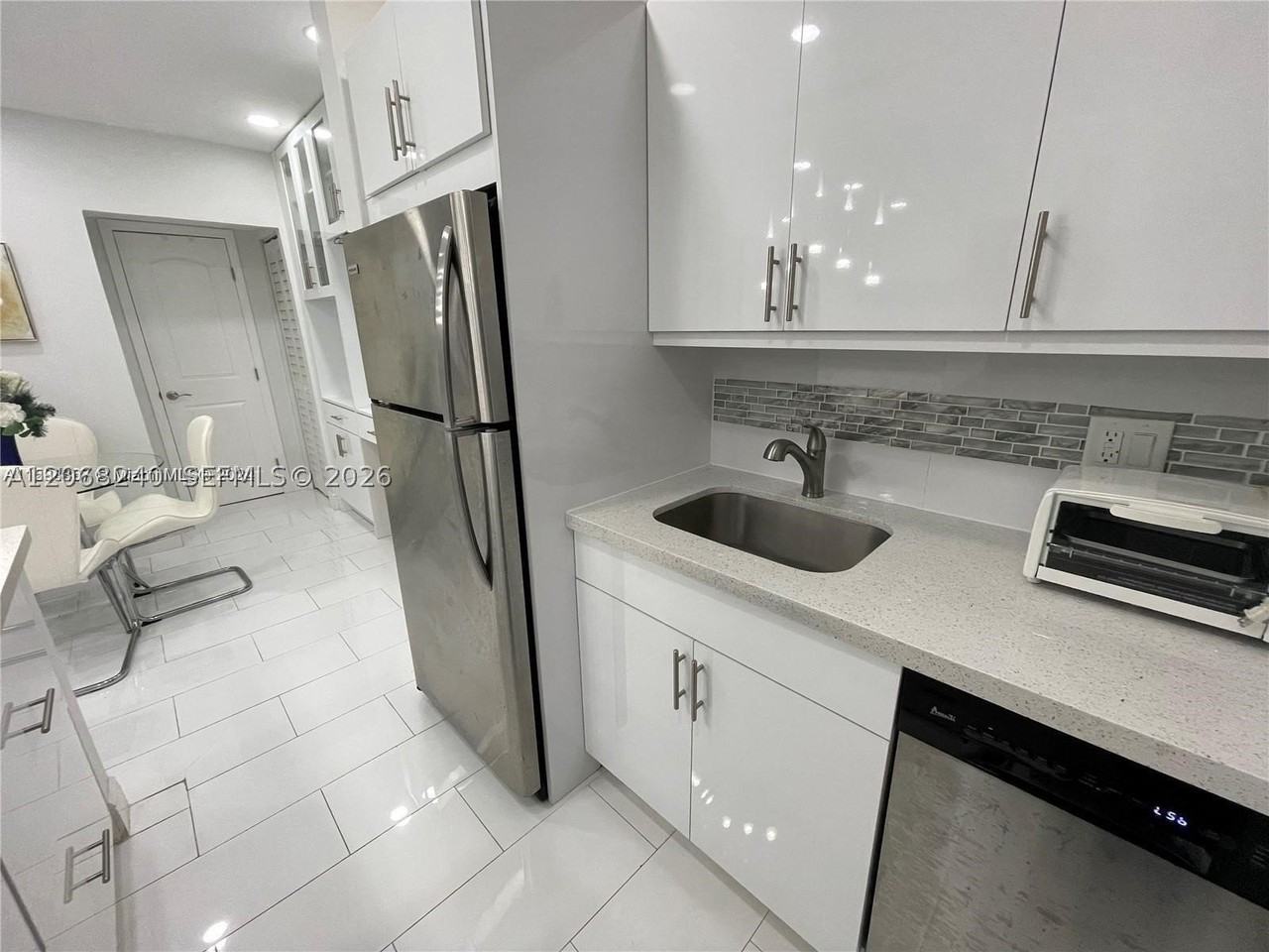 1407 Ne 56th St #103 - Photo 5 of 20