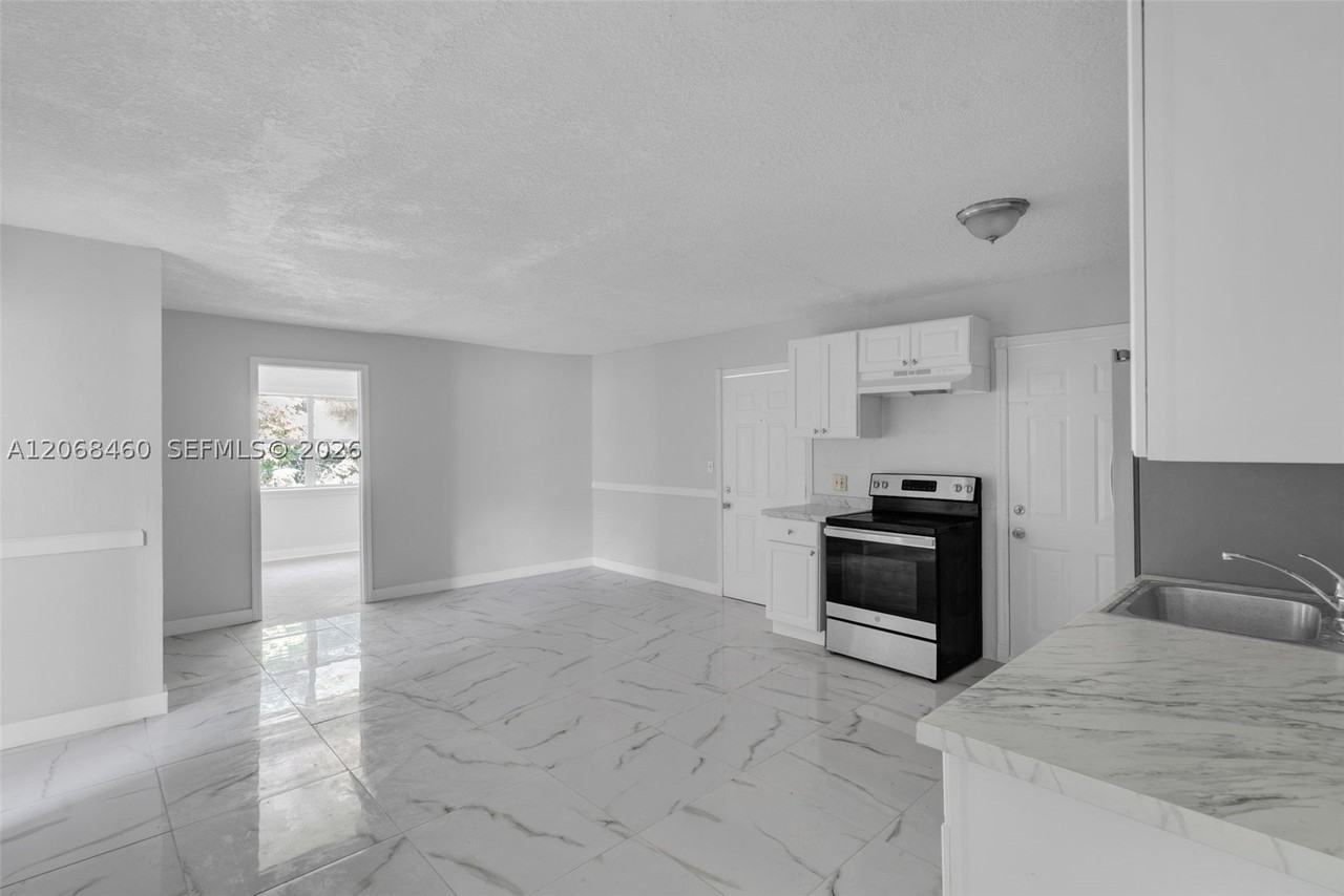 632 Sw 16th Ave #D - Photo 3 of 25