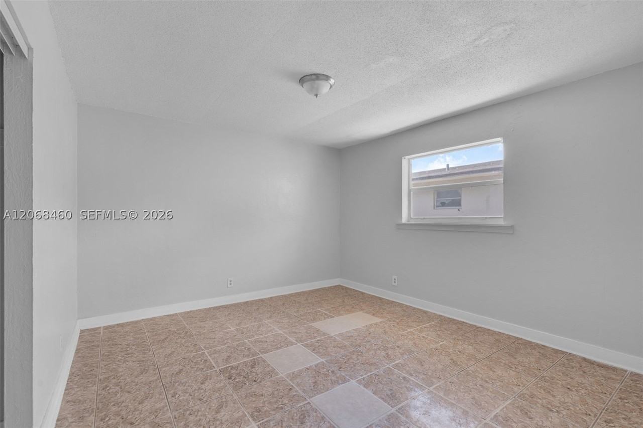 632 Sw 16th Ave #D - Photo 4 of 25