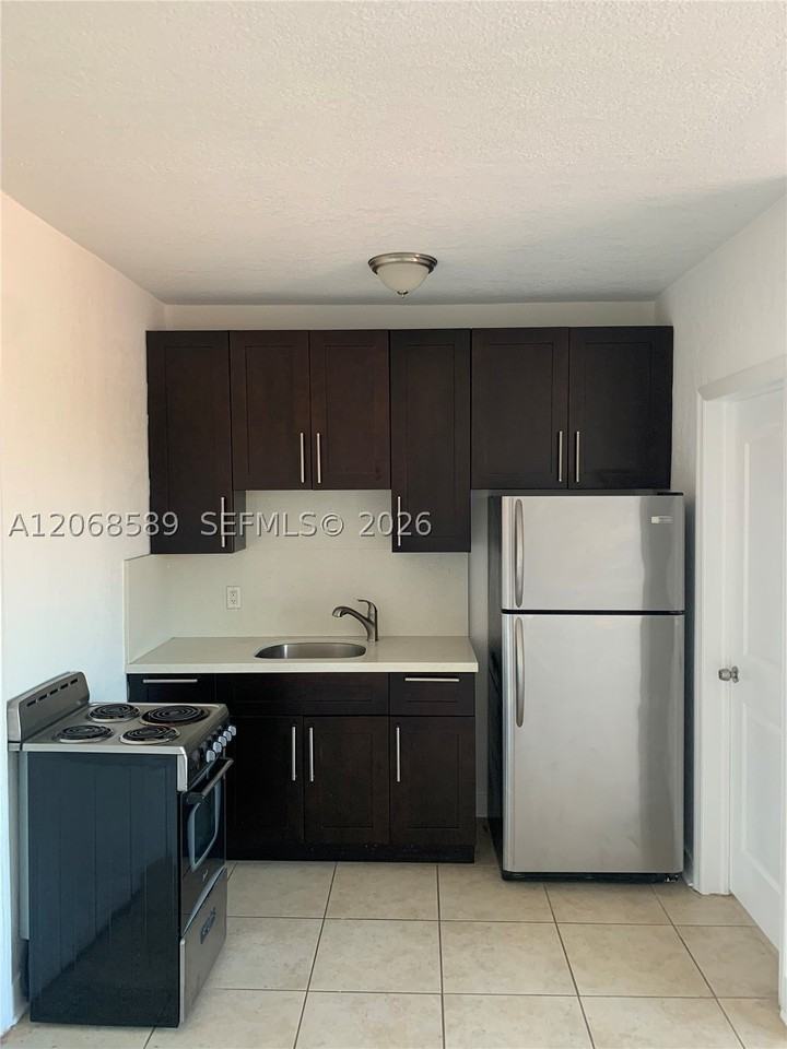 712 Sw 56th Ave #8B - Photo 3 of 7