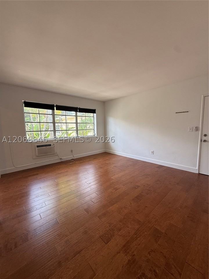 1616 Michigan Ave #15 - Photo 3 of 11
