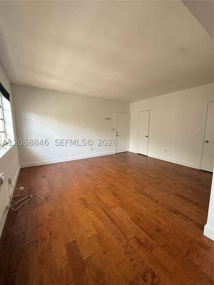 1616 Michigan Ave #15 - Photo 4 of 11