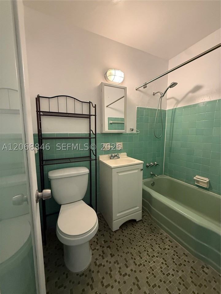 1616 Michigan Ave #15 - Photo 7 of 11