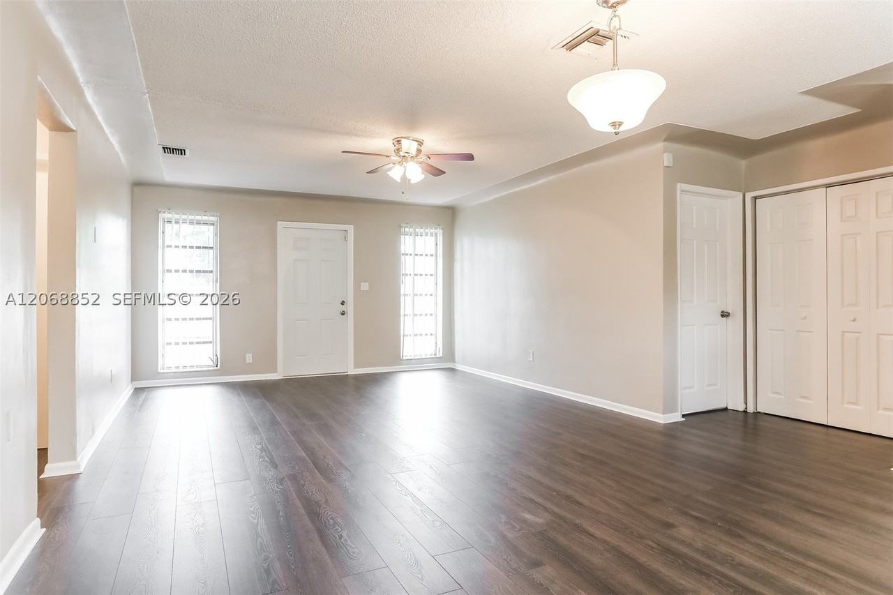 1565 Nw 6th Ave - Photo 3 of 18