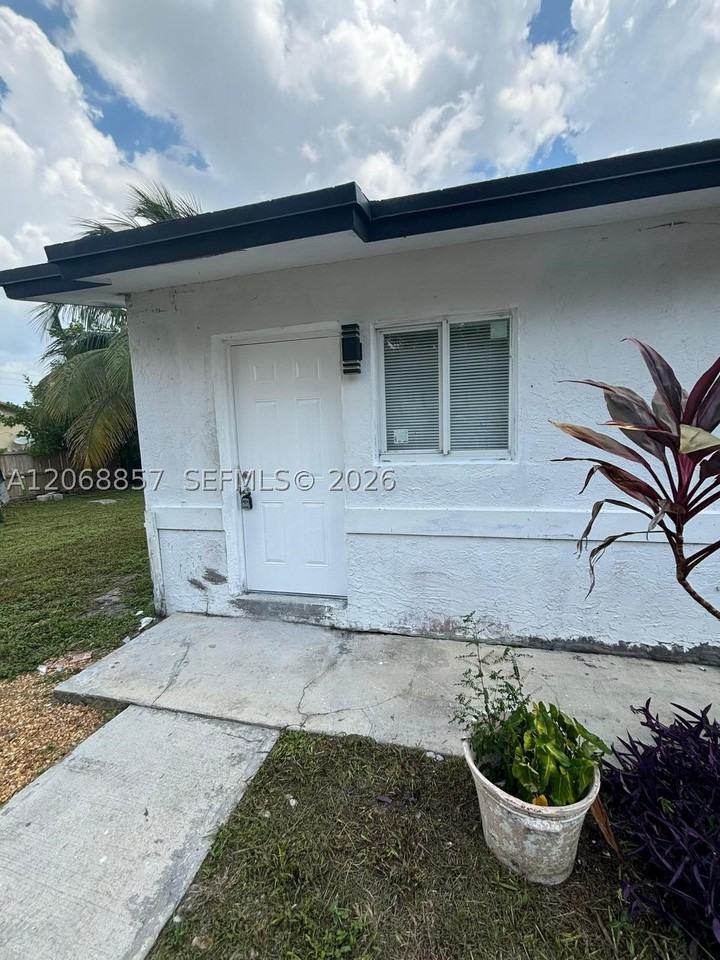4145 Sw 19th St #1 - Photo 2 of 17