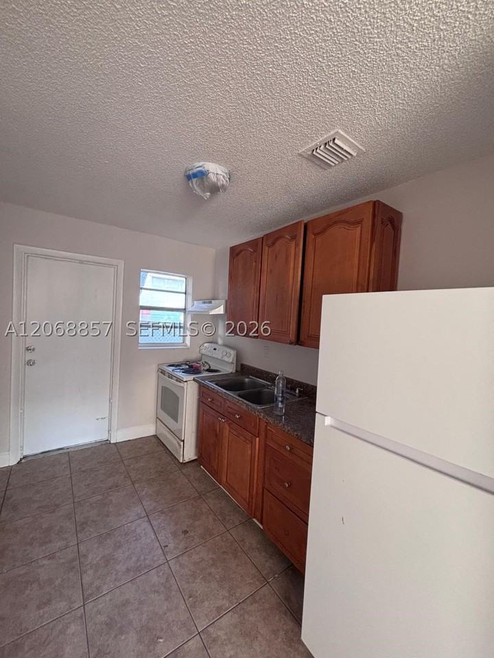 4145 Sw 19th St #1 - Photo 6 of 17