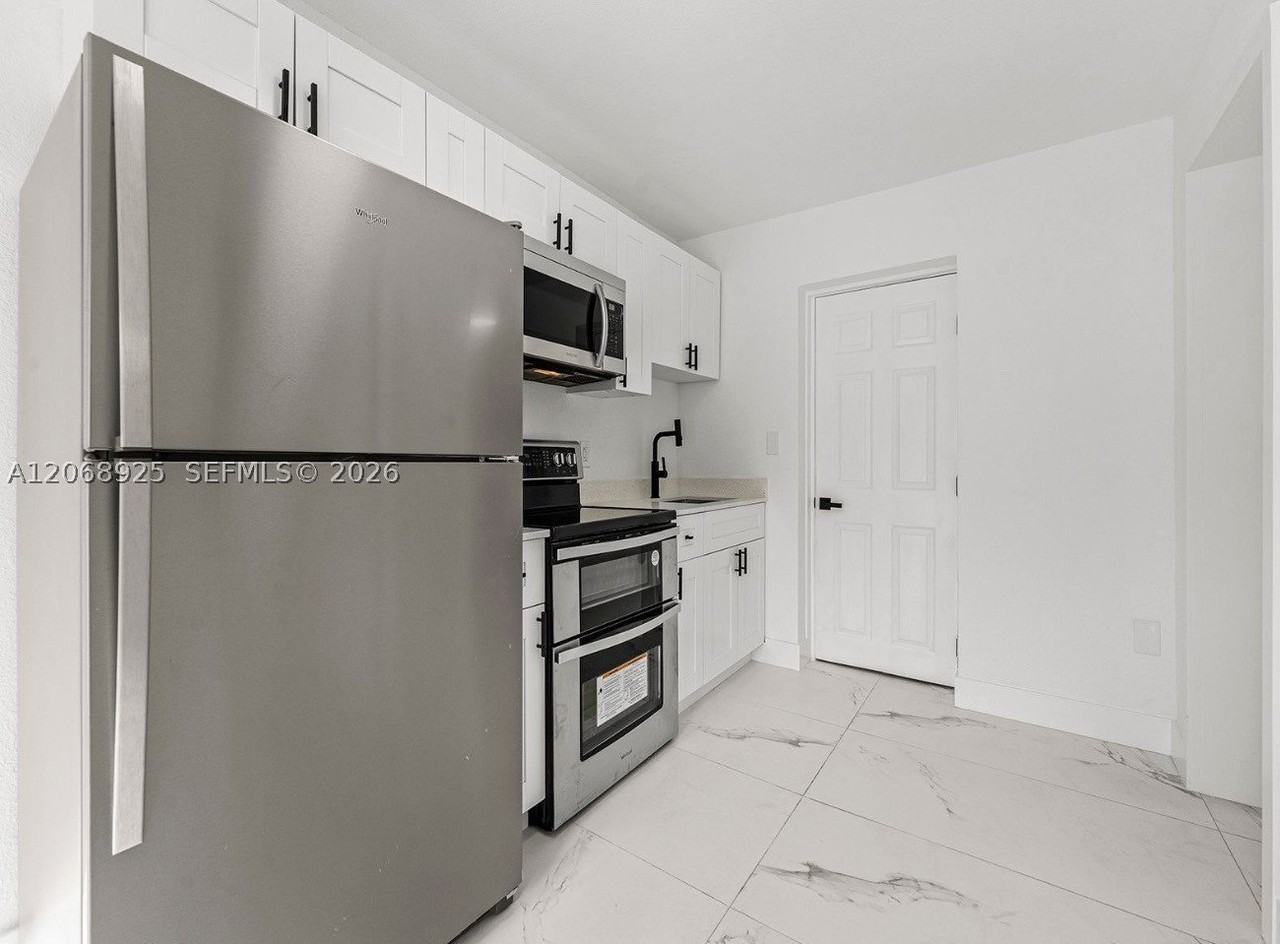 921 Nw 22nd Ct #2 - Photo 4 of 6