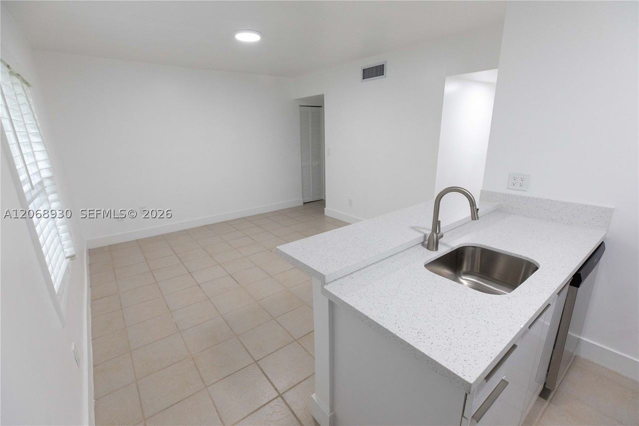 3445 Franklin Ave #A - Photo 3 of 8