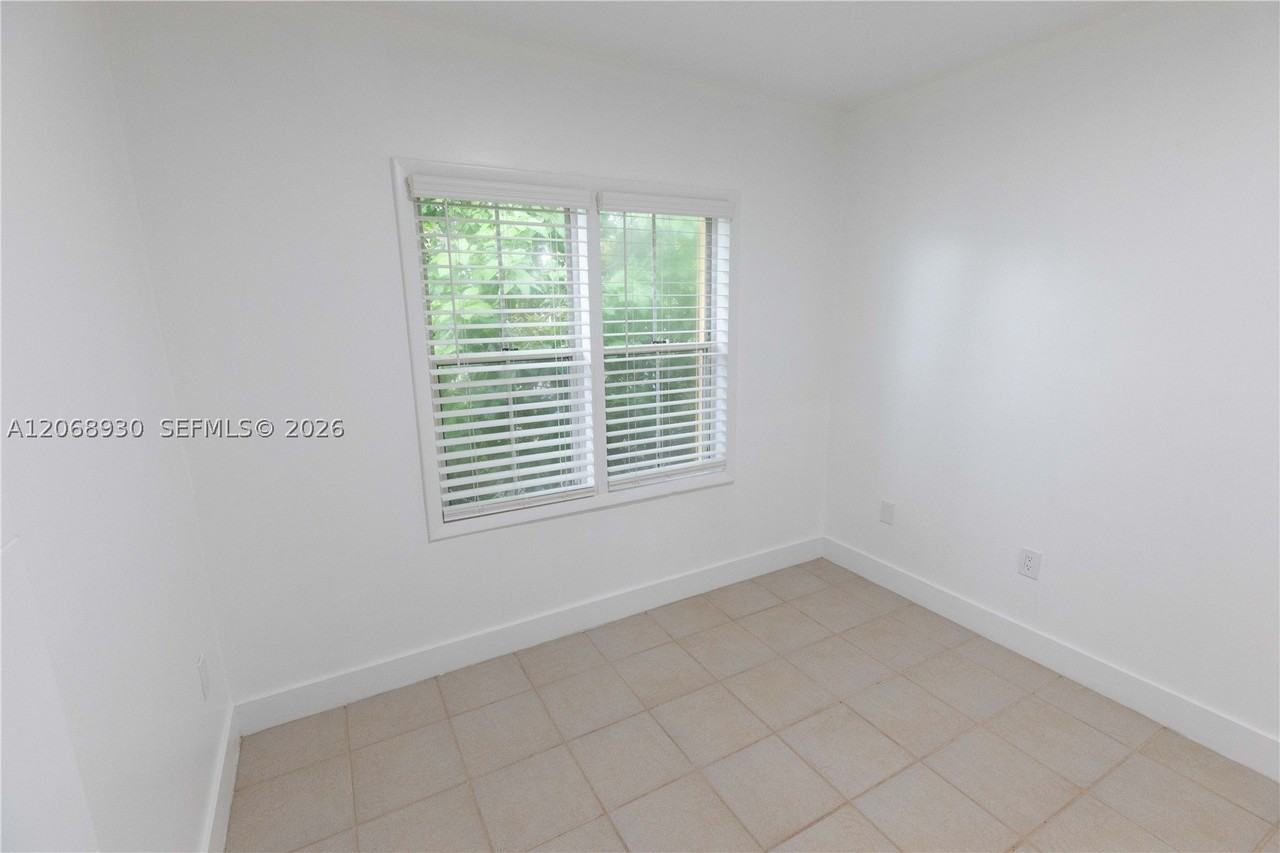 3445 Franklin Ave #A - Photo 5 of 8