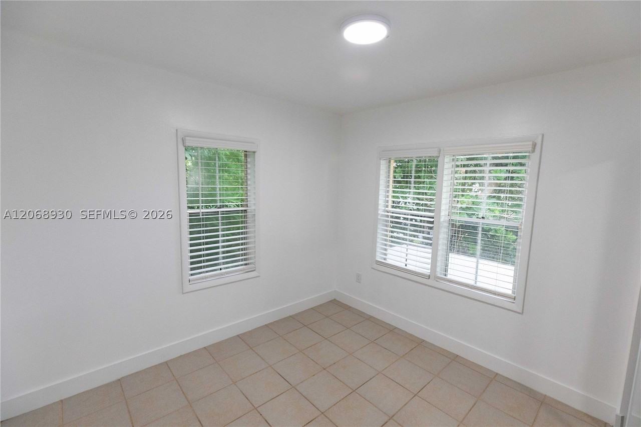 3445 Franklin Ave #A - Photo 6 of 8