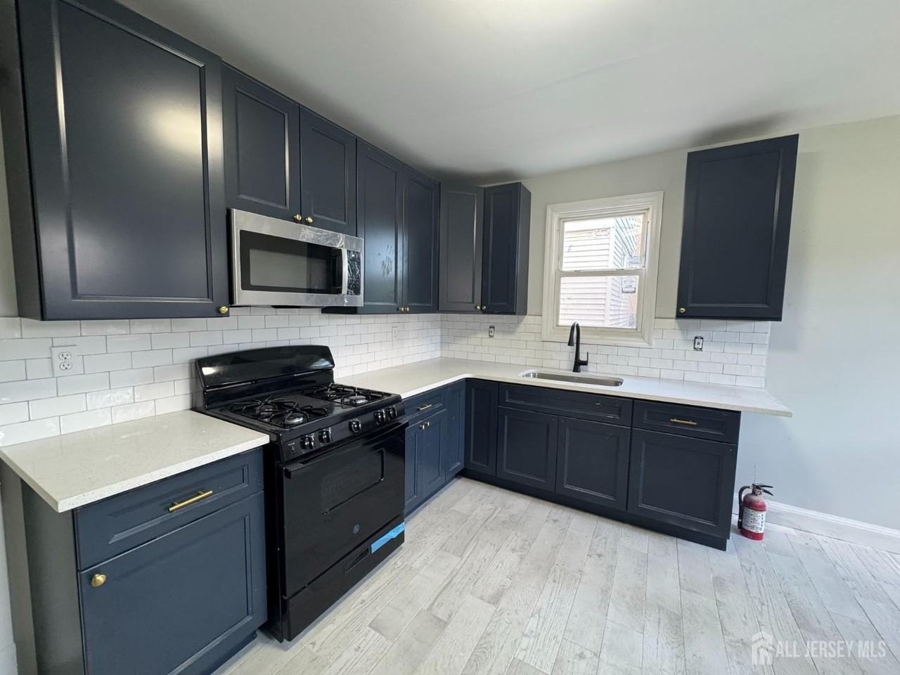 266 Sandford St - Photo 2 of 14