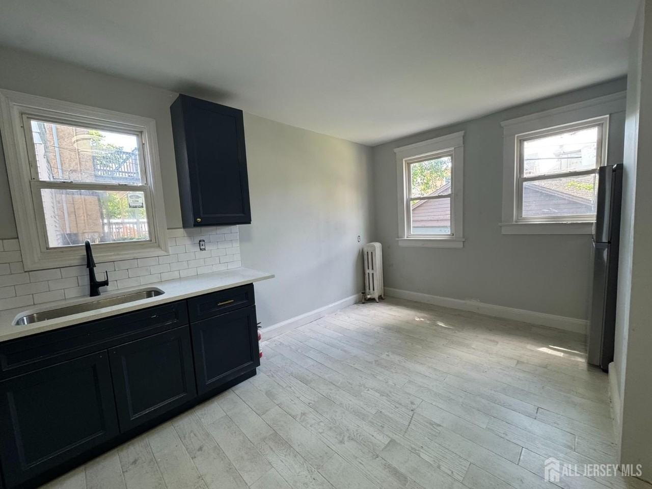 266 Sandford St - Photo 3 of 14