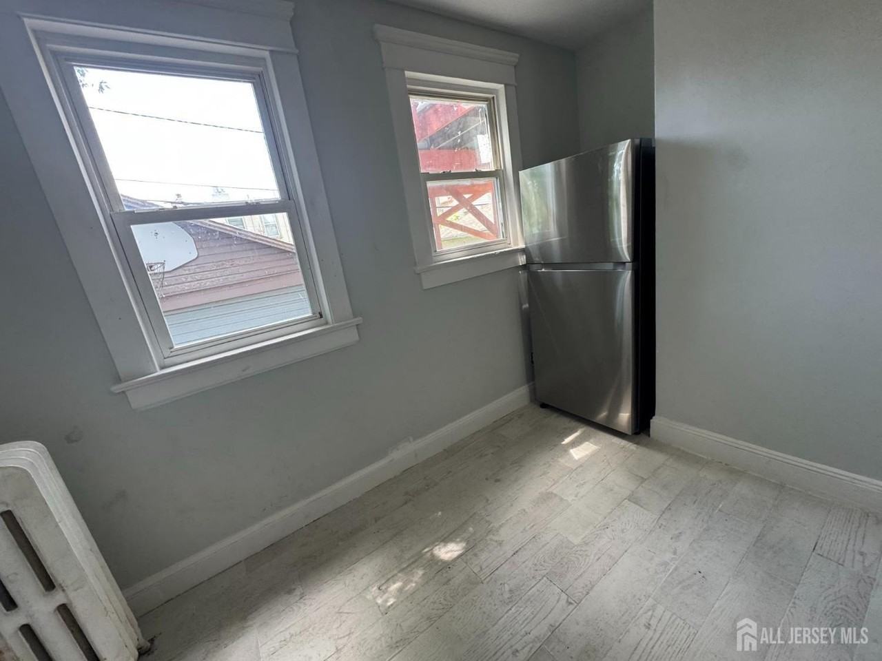 266 Sandford St - Photo 4 of 14