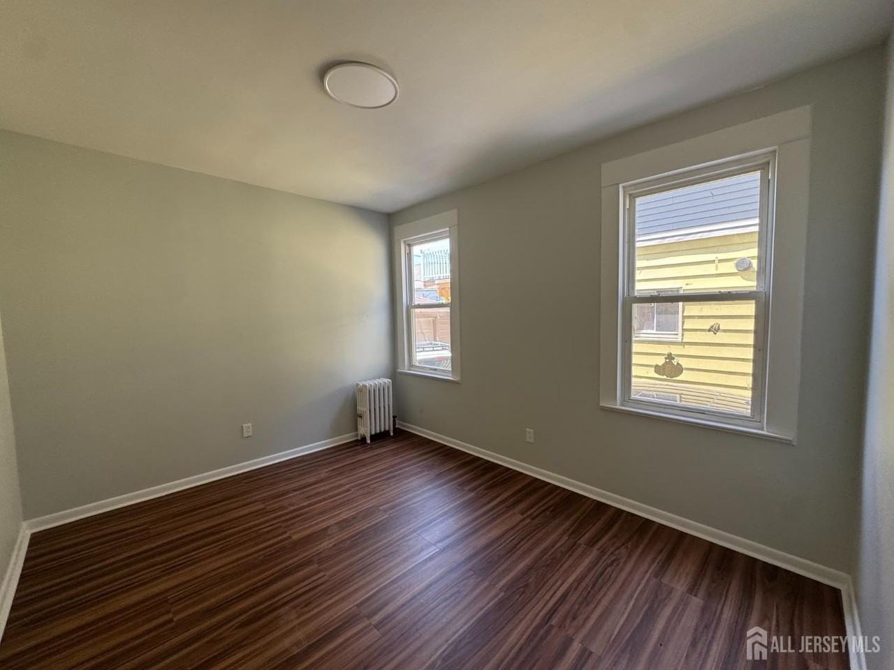266 Sandford St - Photo 5 of 14