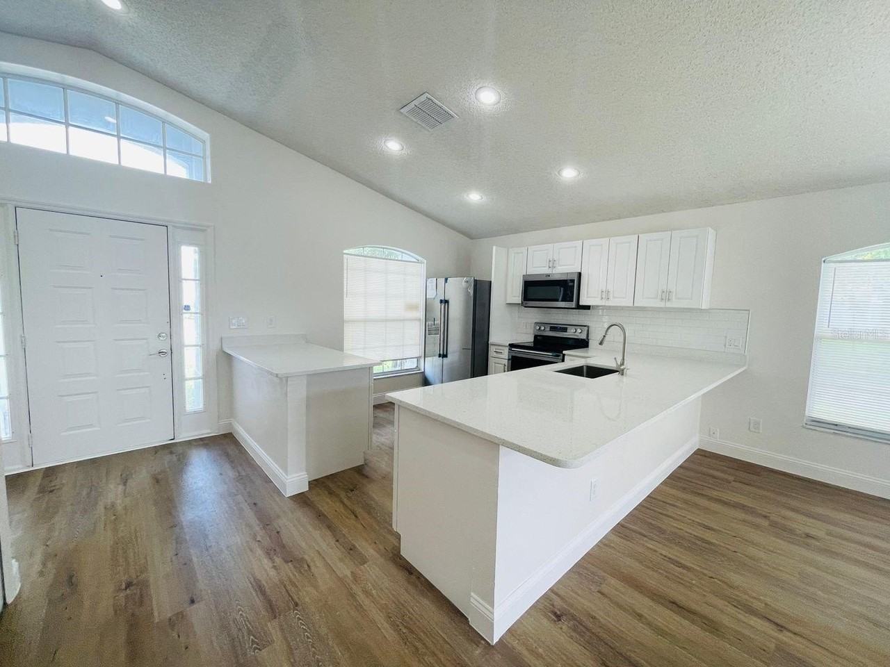 13403 Greenpointe Dr - Photo 3 of 26