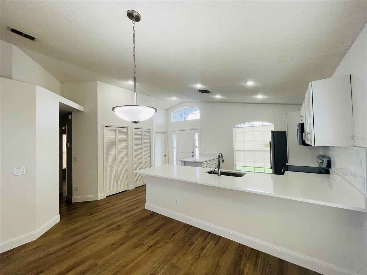 13403 Greenpointe Dr - Photo 4 of 26