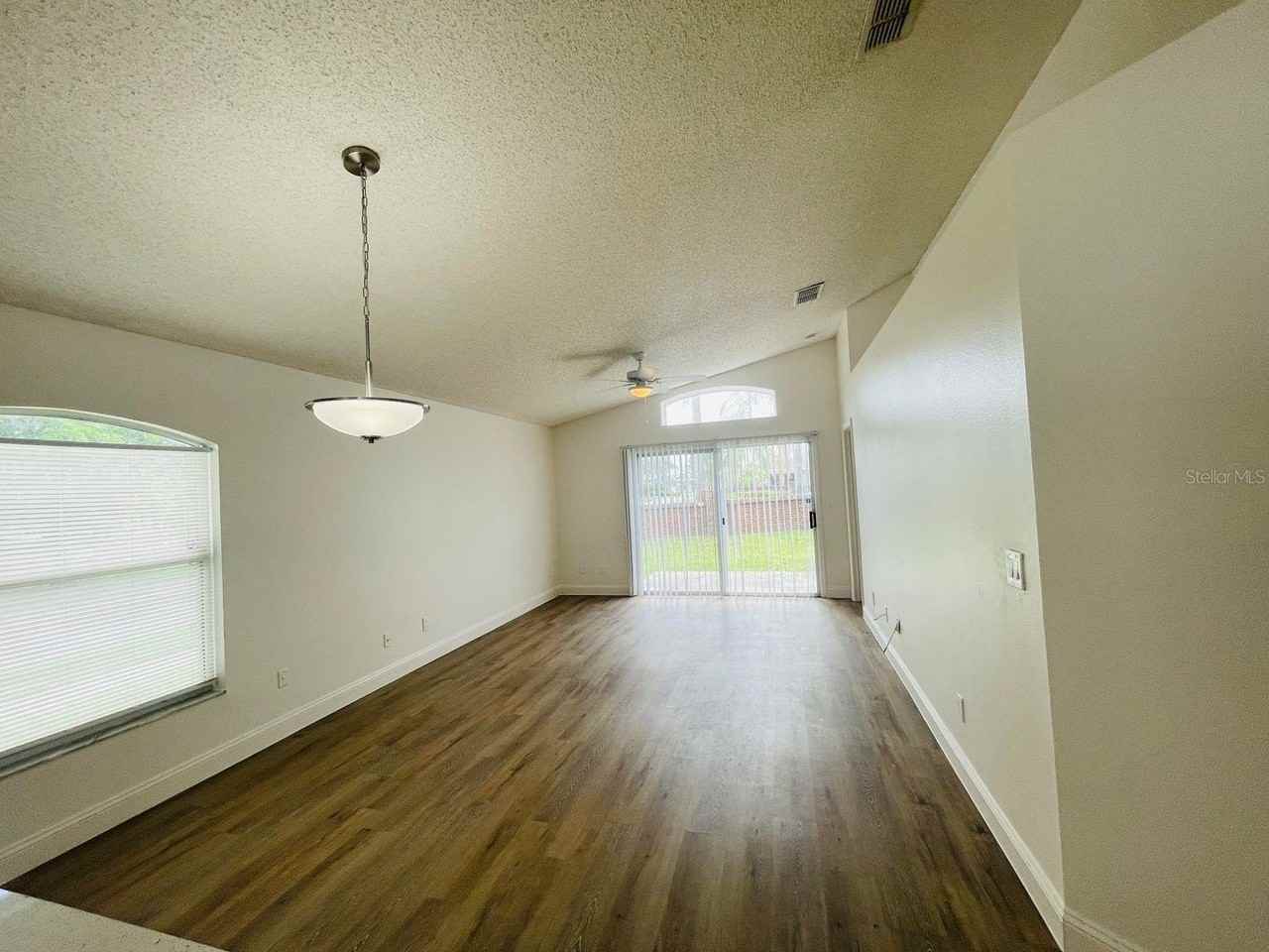 13403 Greenpointe Dr - Photo 5 of 26