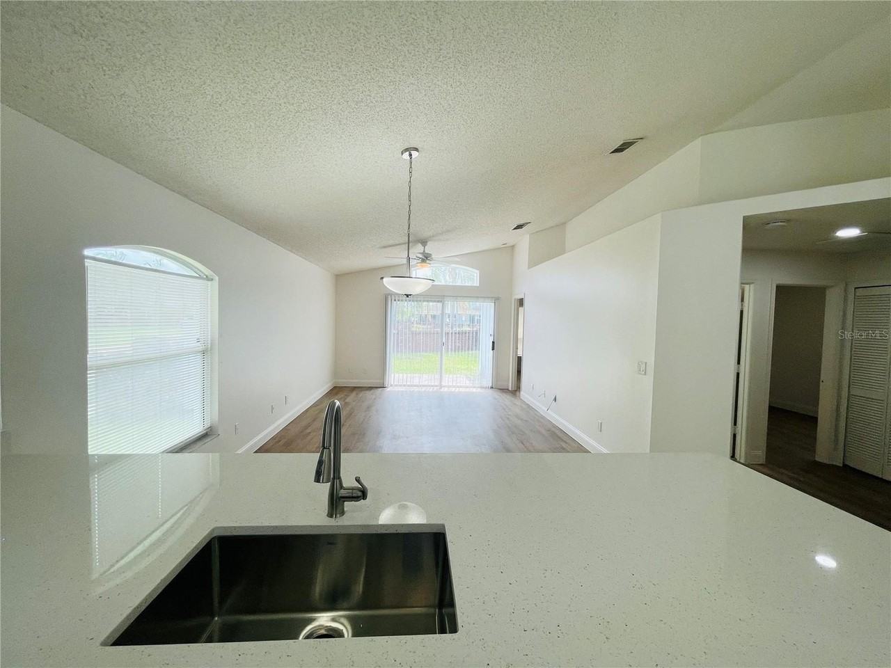 13403 Greenpointe Dr - Photo 7 of 26