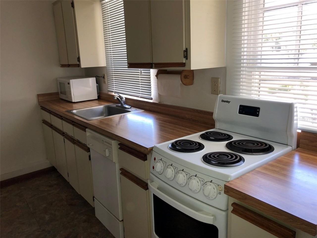 1243 E Ridgewood St - Photo 3 of 7