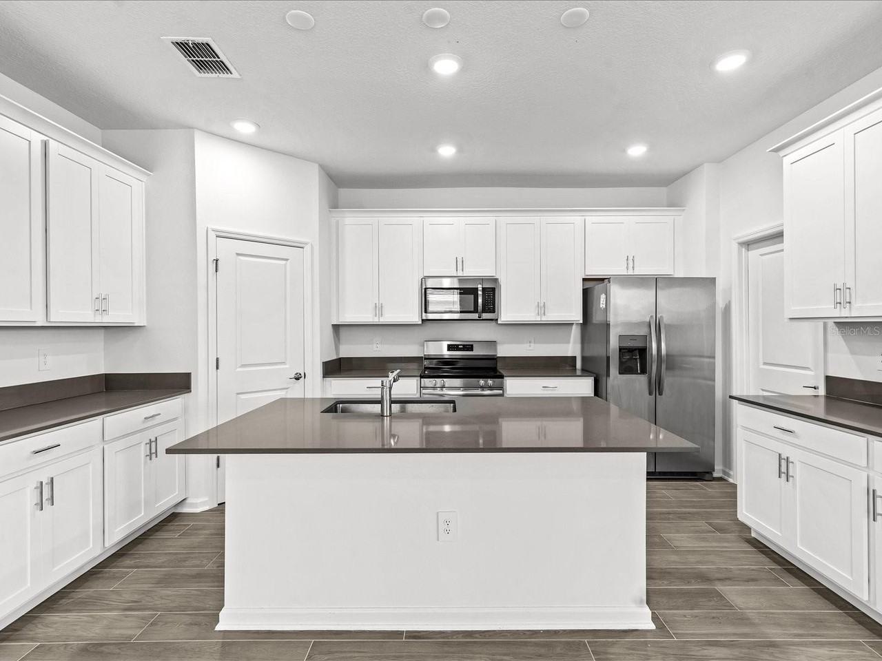 2952 Armstrong Ave - Photo 2 of 31