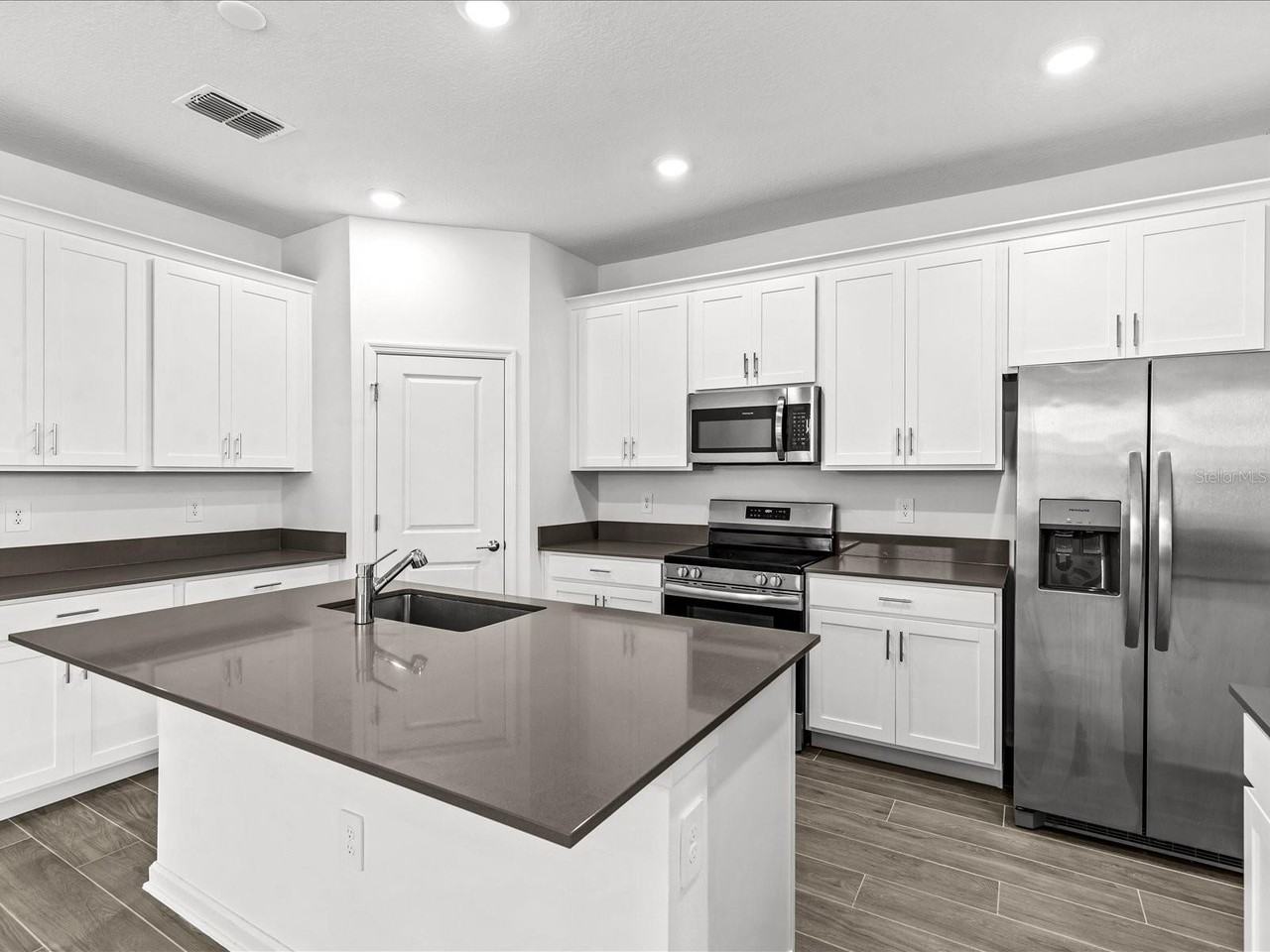 2952 Armstrong Ave - Photo 3 of 31