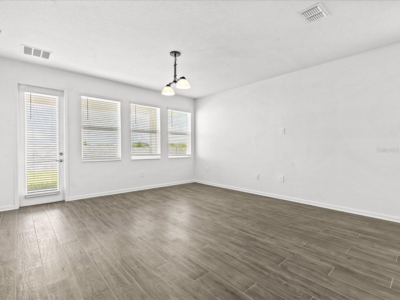 2952 Armstrong Ave - Photo 4 of 31