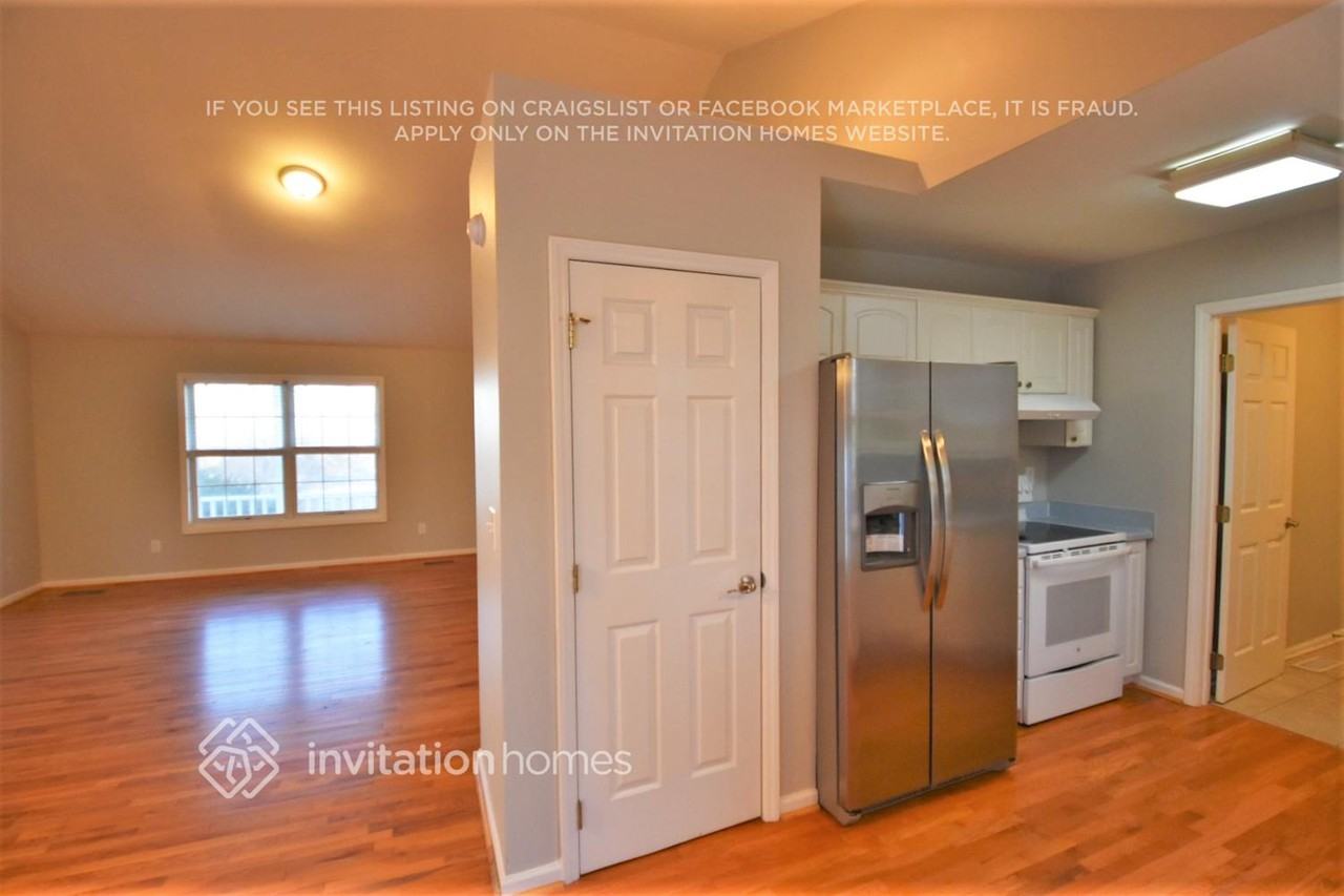 3996 Leinbach Dr - Photo 4 of 14