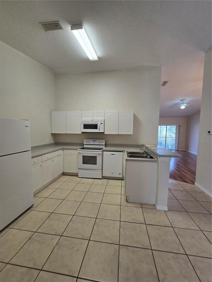 2790 Club Cortile Cir #B - Photo 4 of 31