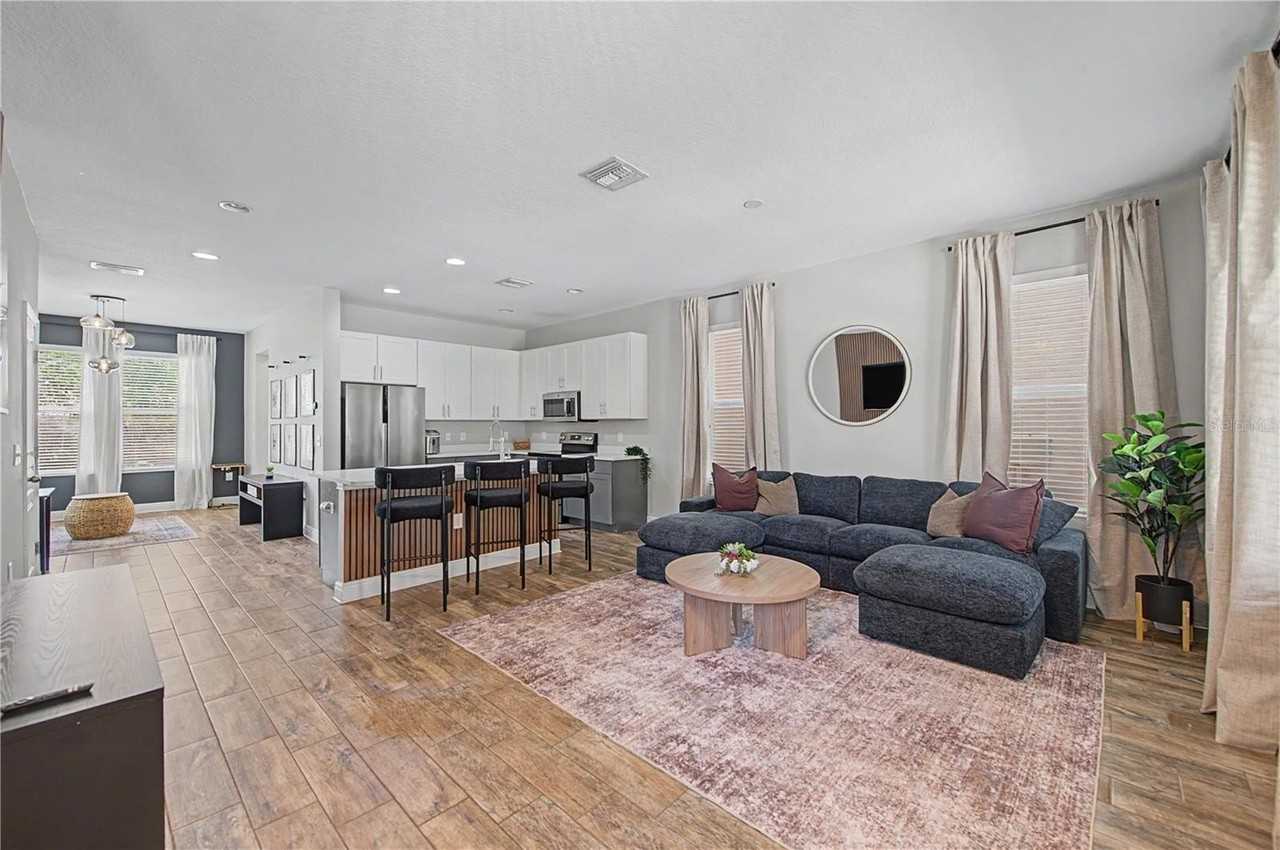 2126 W Spruce St - Photo 5 of 33