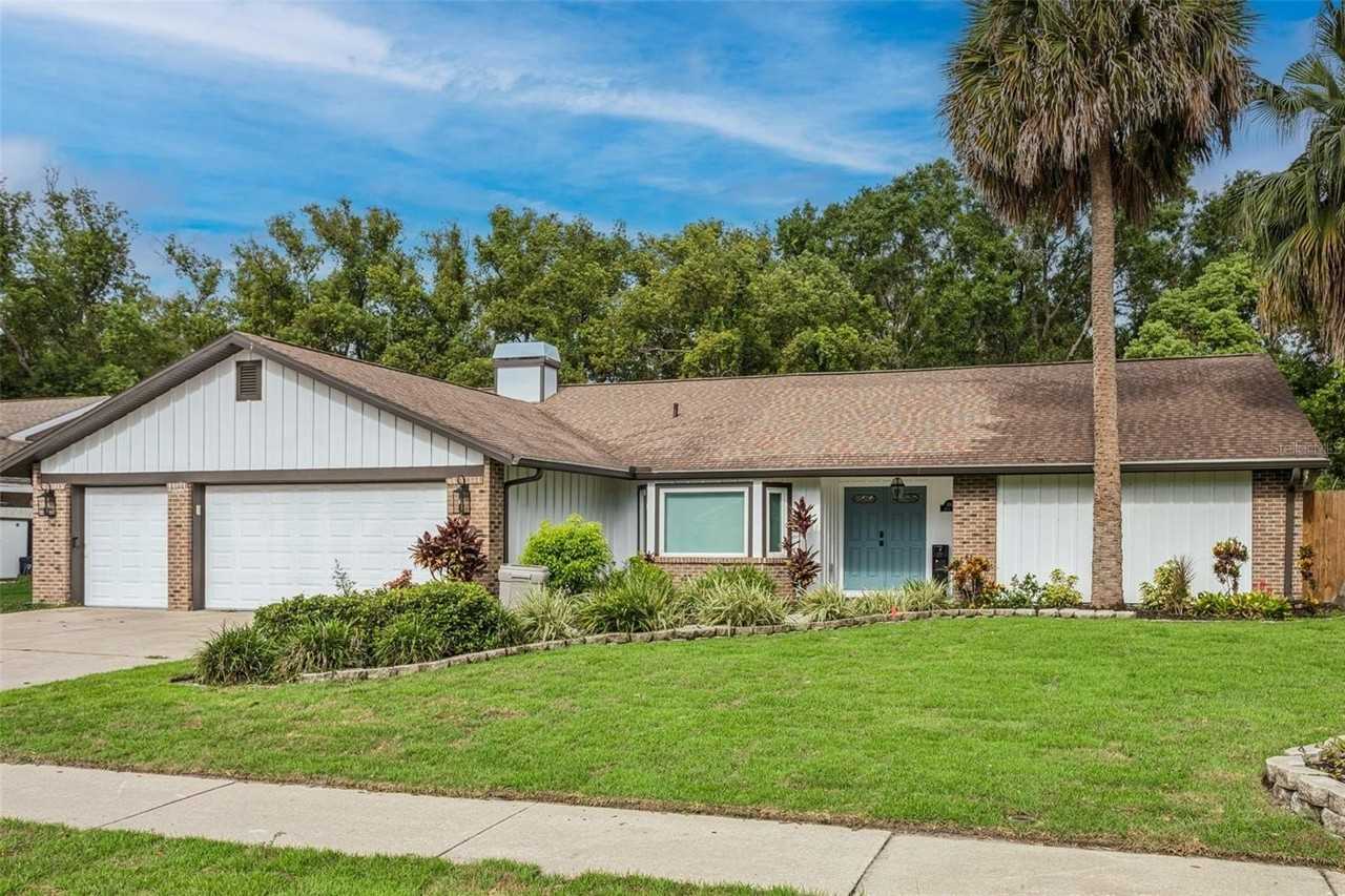 1046 Sylvia Ln - Photo 2 of 26