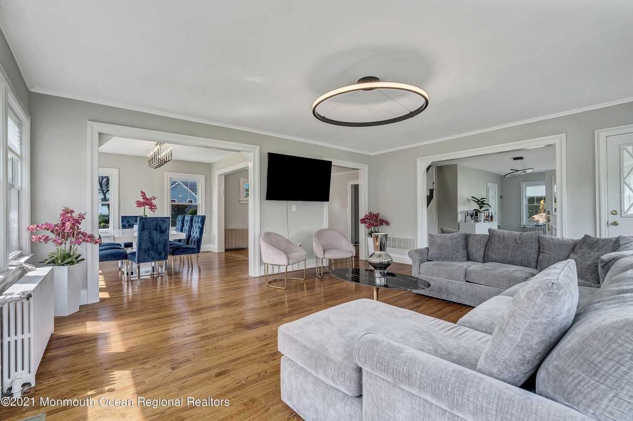110 Monmouth Dr - Photo 6 of 20