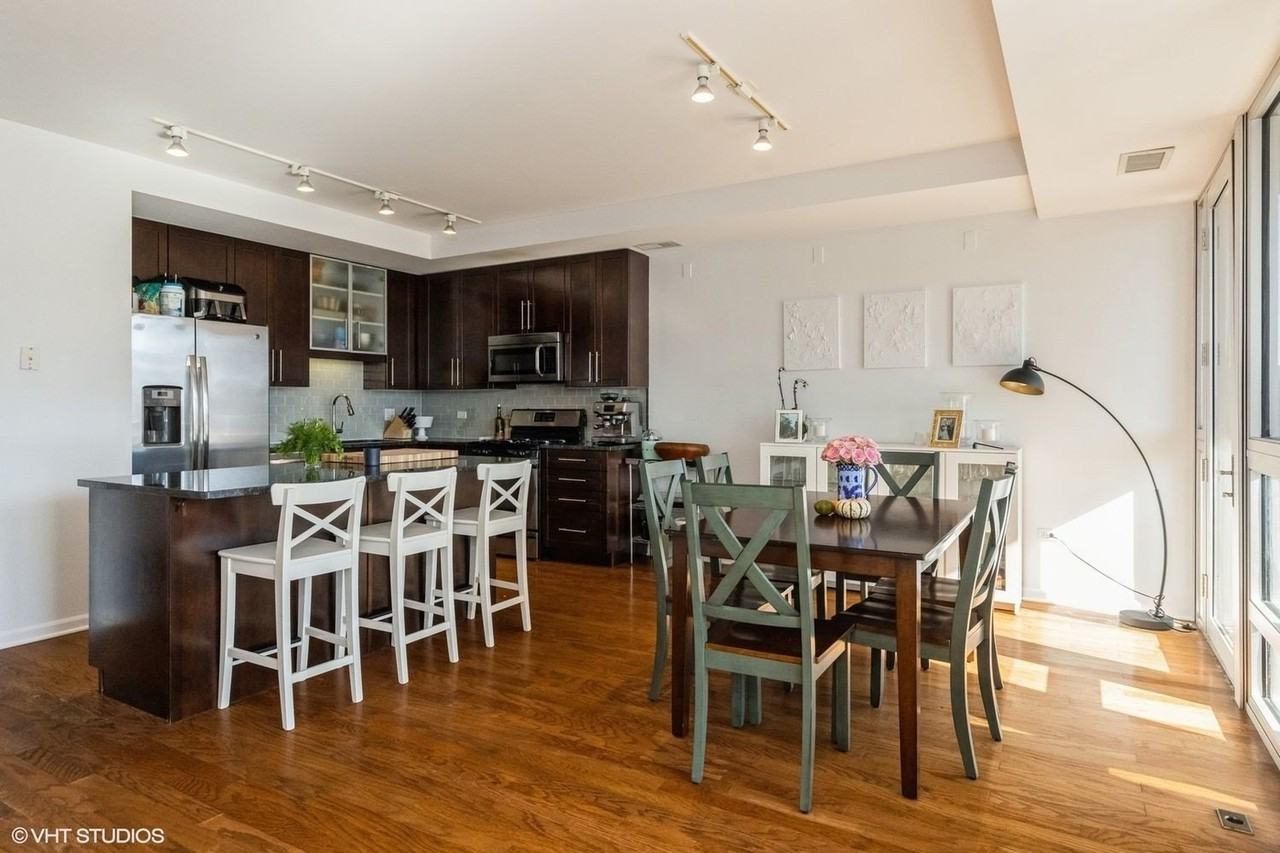 744 W Fullerton Ave #404 - Photo 3 of 15