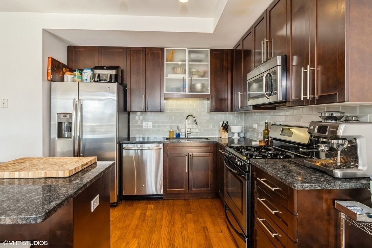 744 W Fullerton Ave #404 - Photo 4 of 15