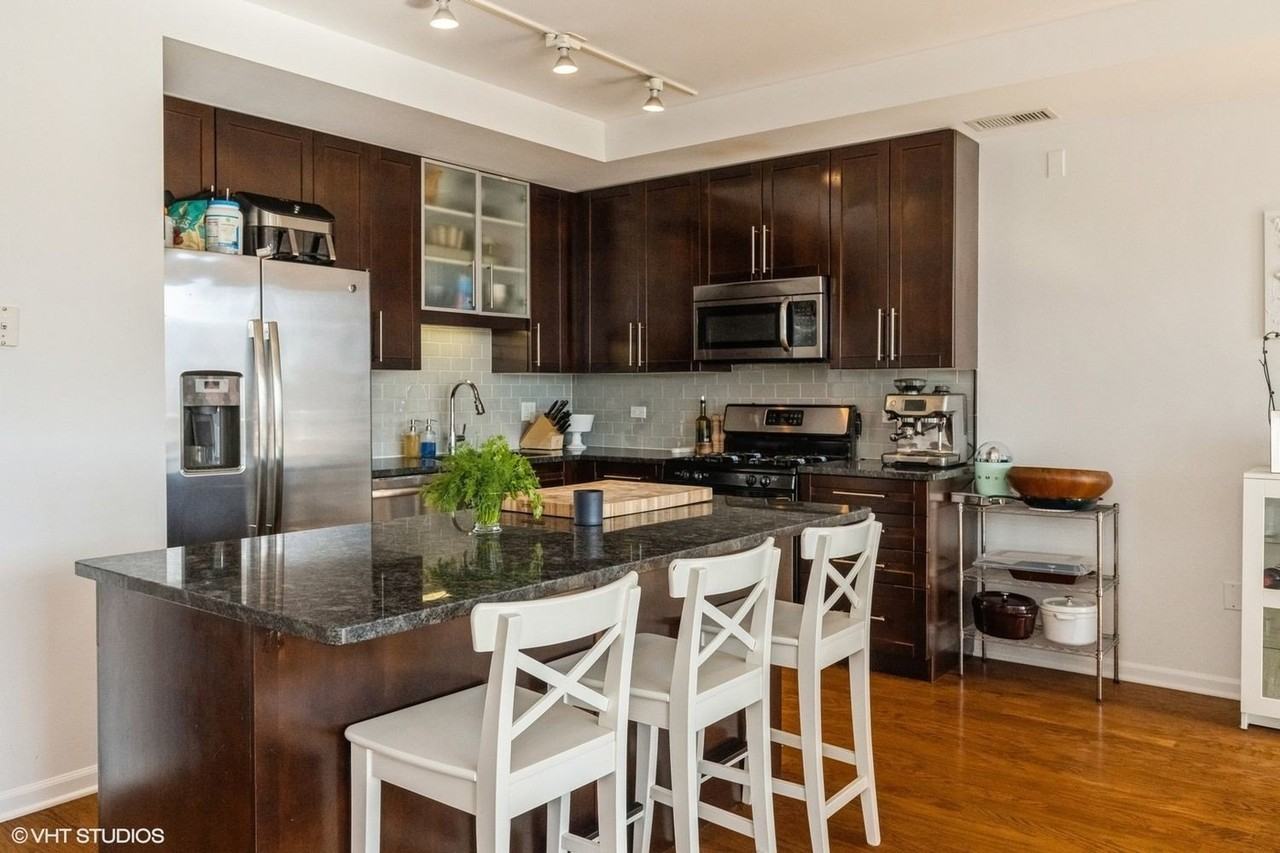 744 W Fullerton Ave #404 - Photo 5 of 15