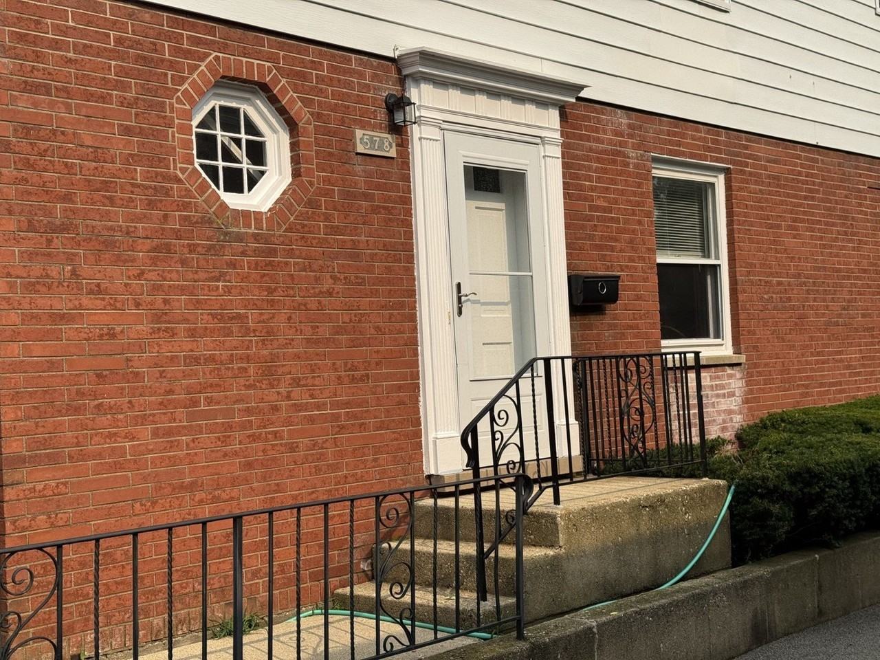 578 Ivy Ct - Photo 2 of 12