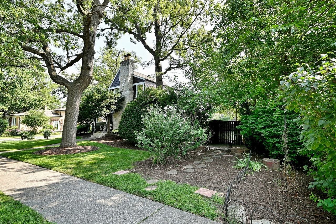 2147 N 78th Ave - Photo 3 of 46