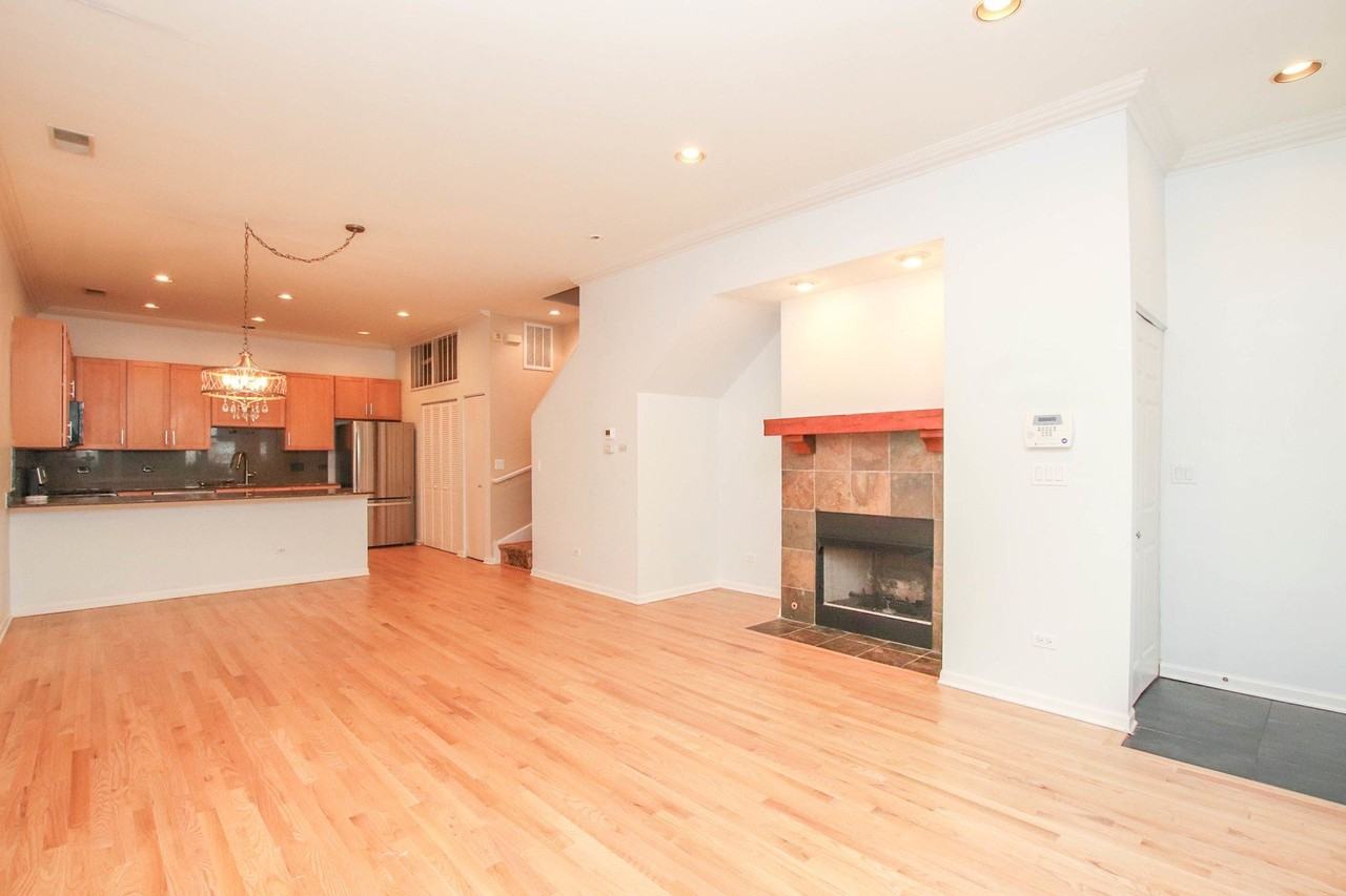 945 N Kingsbury St #119 - Photo 4 of 18