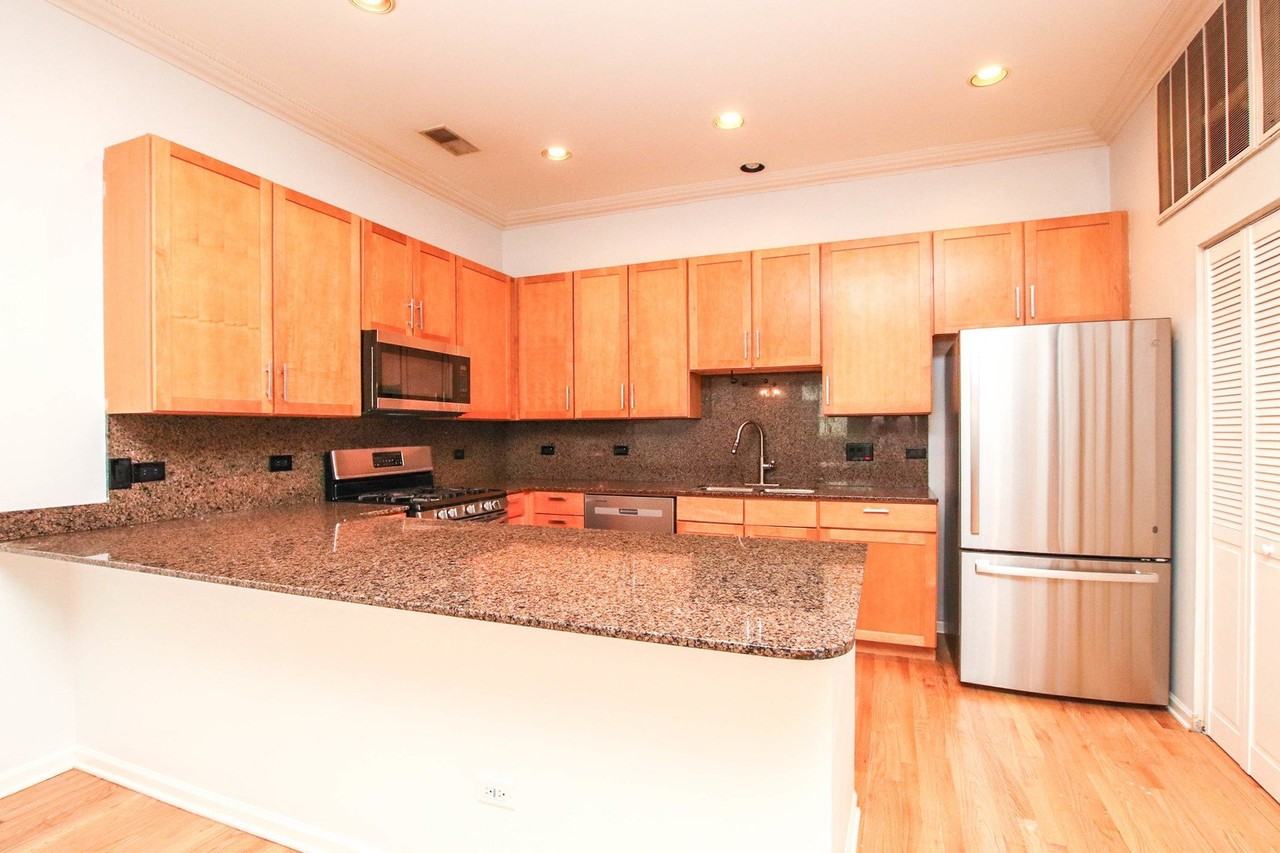 945 N Kingsbury St #119 - Photo 5 of 18